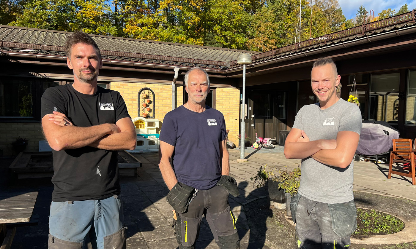 The three male owners of Asserbo Fastigheter stand in front of their rental property Toftalyckan in Överlida.