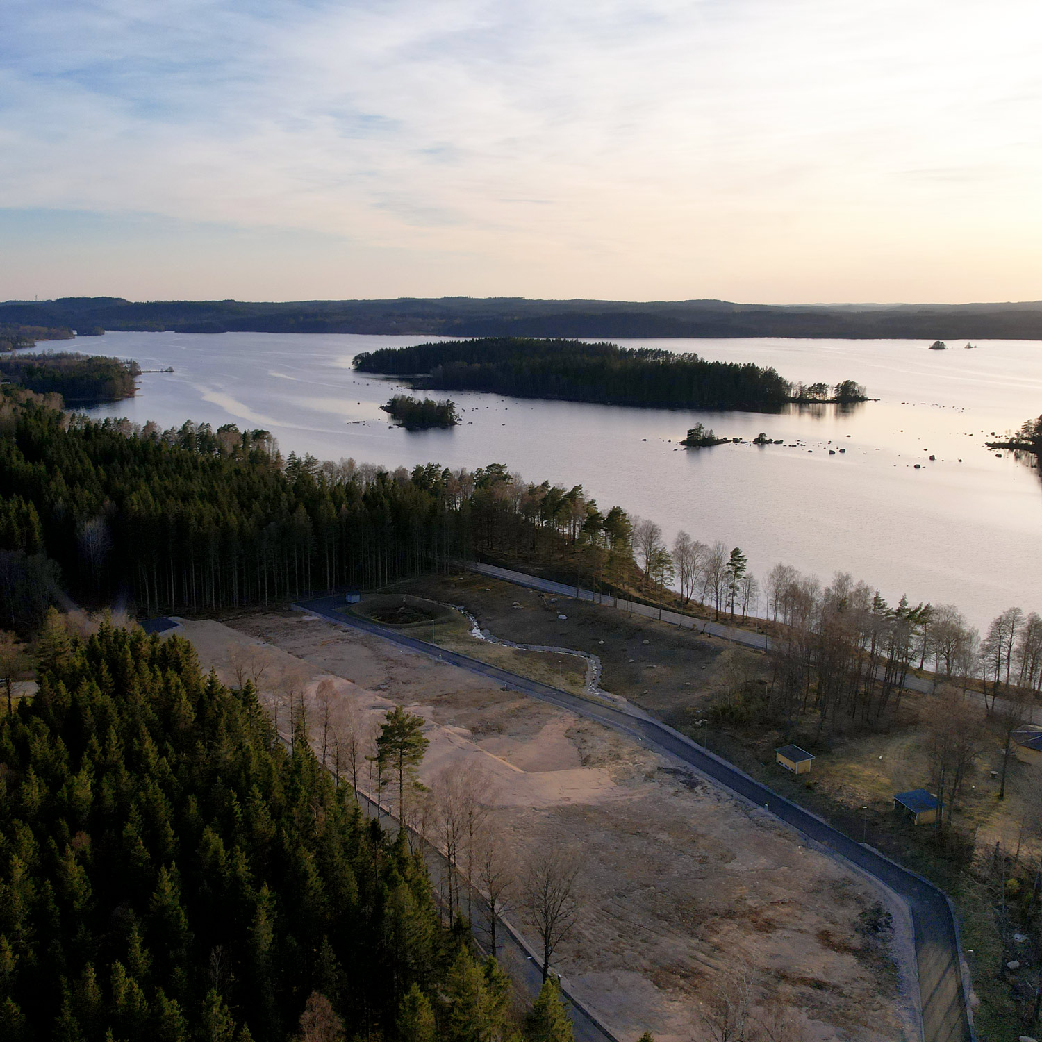 Drönarbild över det nya bostadsområdet Stråvik som ligger precis brevid sjön i Holsljunga.